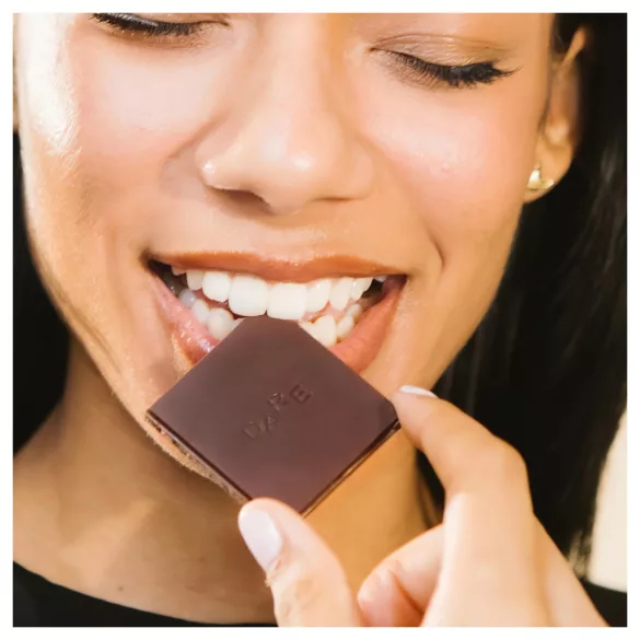The Oh Collective Date Night - tmavá čokoláda s makadamovým orechom a jahodami pre páry (50 g)