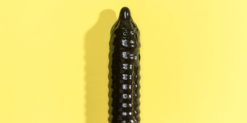 Čierne dildo na žltom pozadí - lovesexshop.sk sex shop