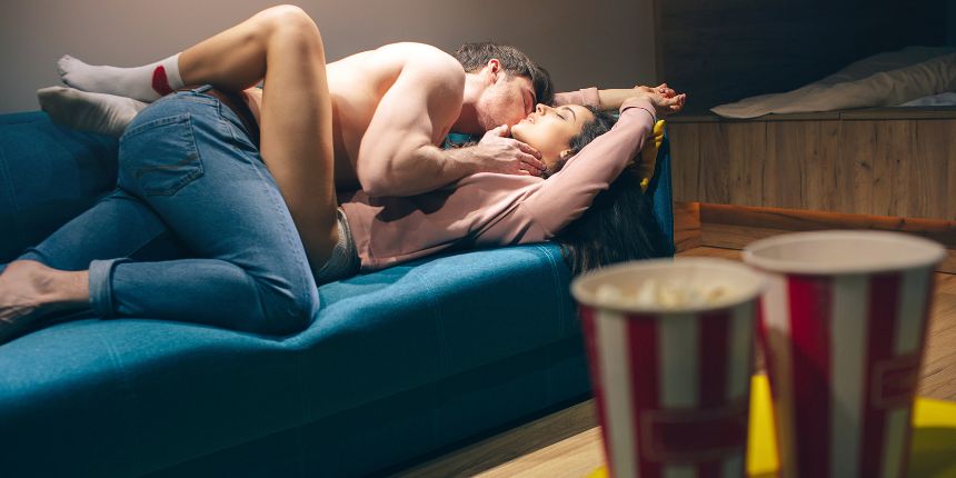 Pár sa bozkáva počas večera s erotickým filmom doma | lovesexshop.sk sex shop